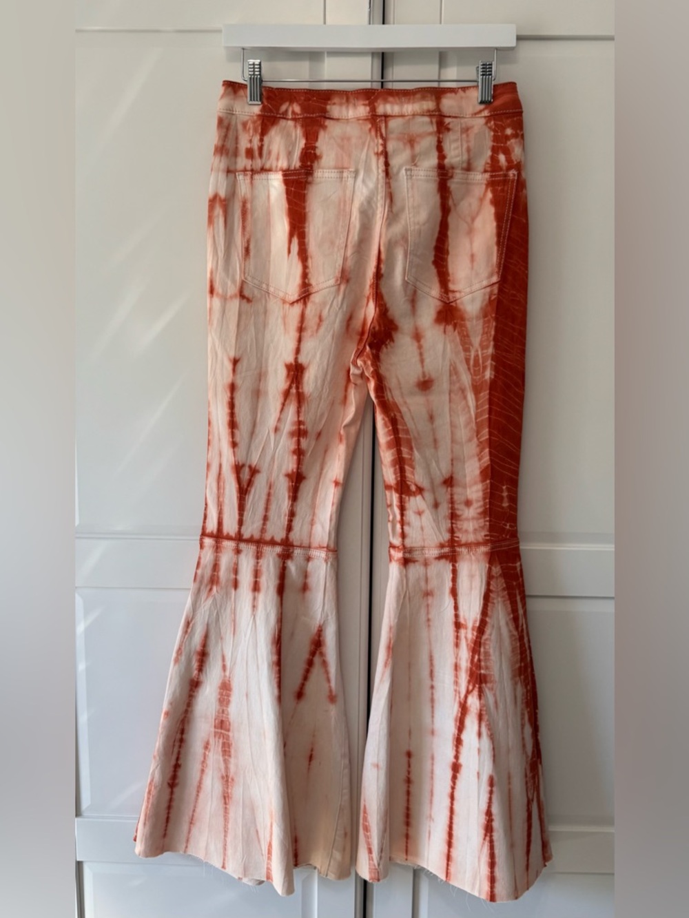 Free People We The Free Just Float Flare Jeans‎ Tie-Dye Red Orange Boho Sz:28 - Picture 7 of 8